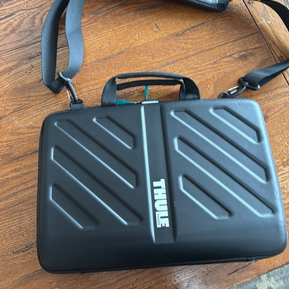 Thule Gauntlet Attache Case for Apple MacBook 15” Hard Shell Laptop Bag Black - Picture 13 of 13